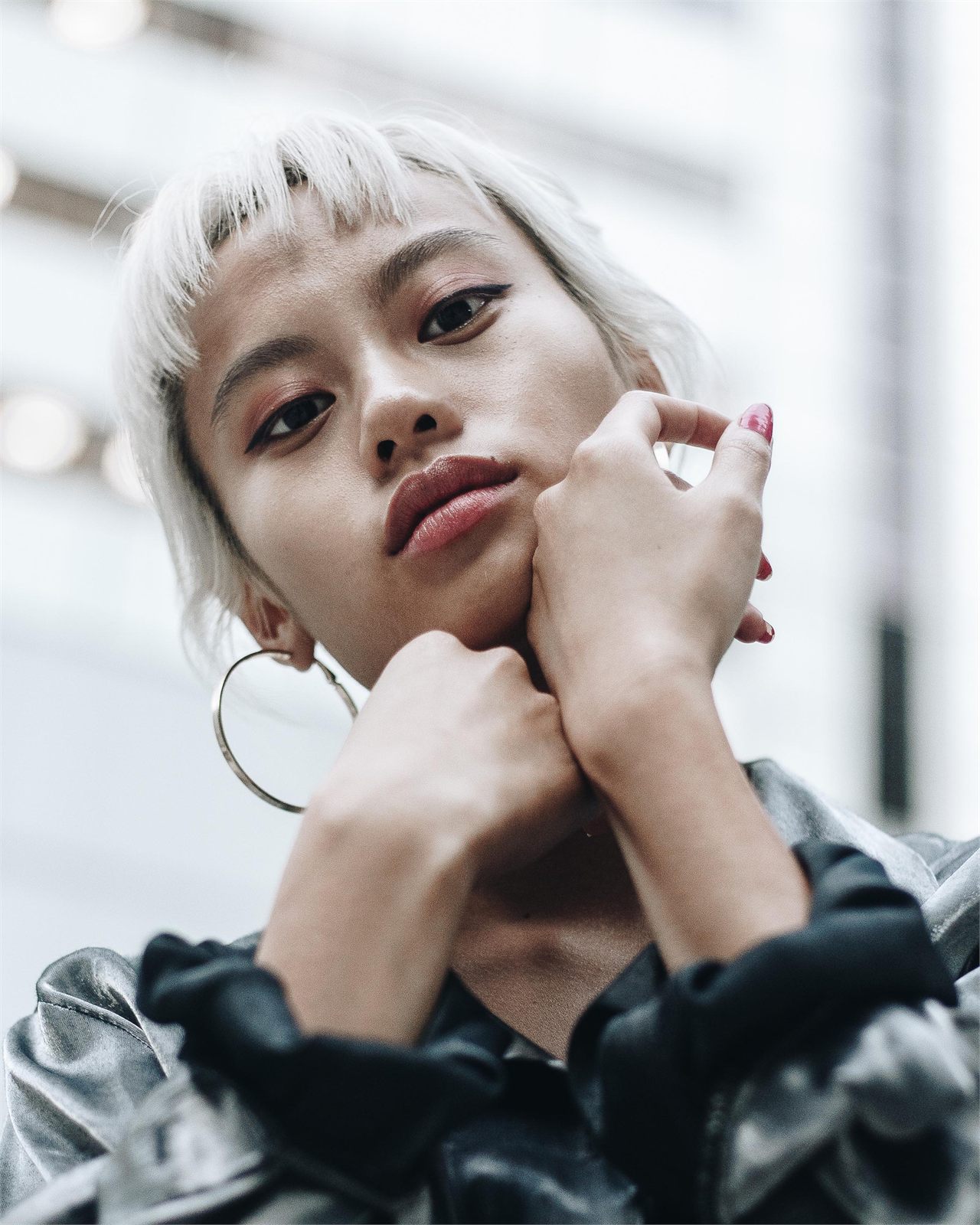 Portrait retouching: a ring removed from the model's hand with the clone and healing tools